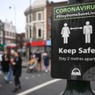 Tabliczka z informacją o konieczności zachowania dystansu społecznego na ulicy w Londynie