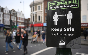 Tabliczka z informacją o konieczności zachowania dystansu społecznego na ulicy w Londynie