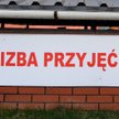 Tablica z napisem "Izba przyjęć COVID-19" przed szpitalem w Warszawie