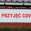 Tablica z napisem "Izba przyjęć COVID-19" przed szpitalem w Warszawie