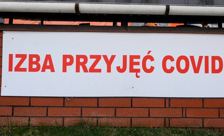 Tablica z napisem "Izba przyjęć COVID-19" przed szpitalem w Warszawie