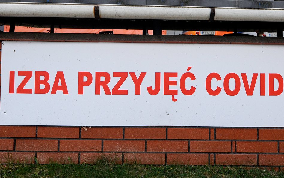 Tablica z napisem "Izba przyjęć COVID-19" przed szpitalem w Warszawie