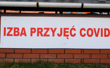 Tablica z napisem "Izba przyjęć COVID-19" przed szpitalem w Warszawie