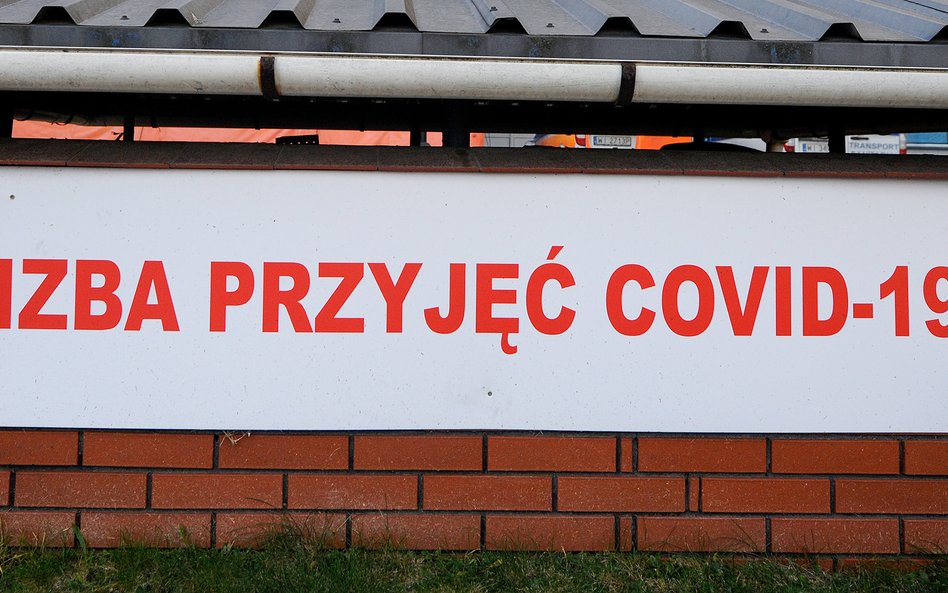 Tablica z napisem "Izba przyjęć COVID-19" przed szpitalem w Warszawie