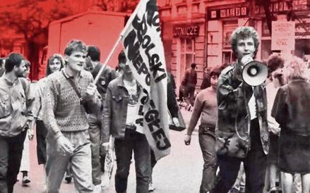 Grzegorz Hajdarowicz (trzyma w ręku megafon) na czele demonstracji Konfederacji Polski Niepodległej 