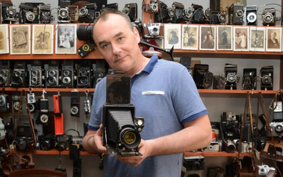Adam Gąsianowski zebrał w swoim muzeum ok. tysiąca aparatów i kilka tysięcy fotografii.