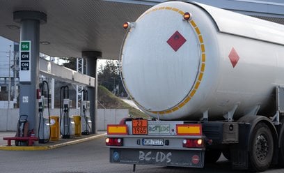 Wprowadzenie w Polsce podatku od nadzwyczajnych zysków firm paliwowych wzbudziło niedawno wiele emoc