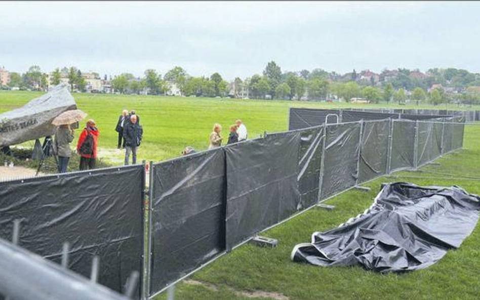 6,5-metrowy, dębowy krzyż usunięto w kilka godzin po tym, jak został wzniesiony. Leży przykryty czar