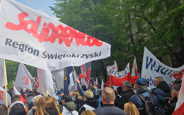 Przed Ministerstwem Aktywów Państwowych odbywa się protest pracowników Poczty Polskiej