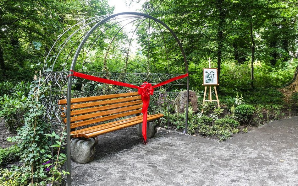 Park Miłości nad jeziorem Lubiąż w Lubniewicach