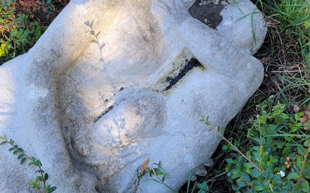 Dalsze przebywanie betonowego odlewu na ziemi groziło jego dalszym uszkodzeniem