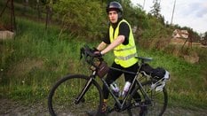 Influencer Piotr Hancke, znany jako Łatwogang na trasie charytatwynego przejazdu rowerowego z Zakopa