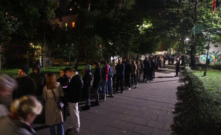 Kolejka do komisji wyborczej w Krakowie