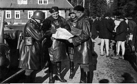 Stanisław Maczek, wówczas pułkownik, wśród oficerów w tatrzańskim Jurgowie, listopad 1938 r. Już za 