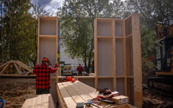 Trwa rekonstrukcja domków fińskich na Polu Mokotowskim