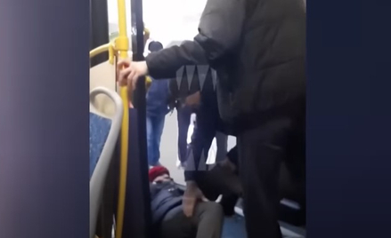 Starsza kobieta wywleczona z autobusu w Rosji za krytykę wojny