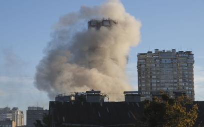 Słup dymu nad ostrzelanym blokiem mieszkalnym w Kijowie