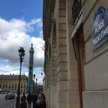 Place Vendome w Paryżu, tu swoje butiki mają najbardziej znane marki luksusowe. Tutaj też w 2021 rok