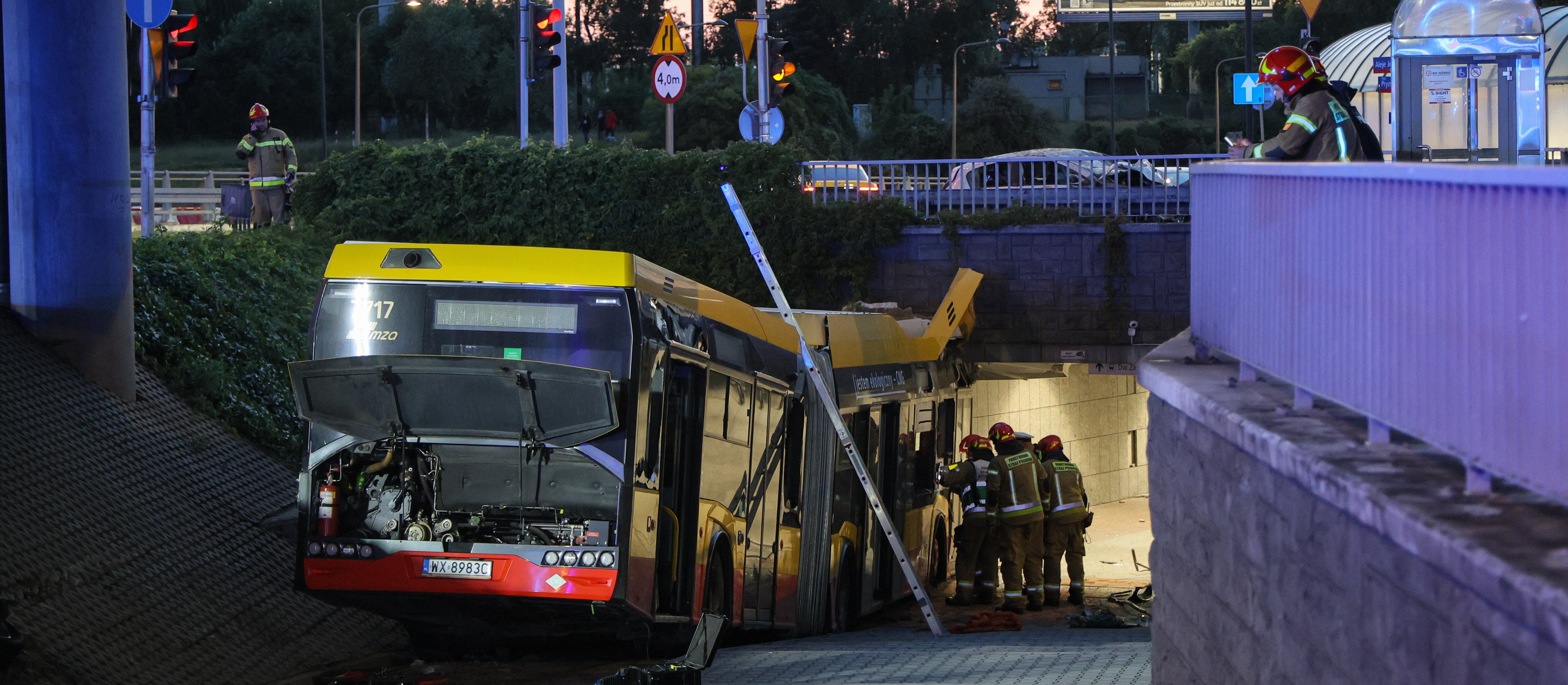 Wypadek autobusu w Warszawie. Nieoficjalnie: Zawiodła elektronika gazu