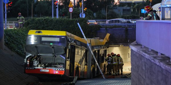 Wypadek autobusu w Warszawie. Nieoficjalnie: Zawiodła elektronika gazu