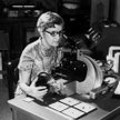 Vera Rubin analizuje widma gwiazd. Zdjęcie z ok. 1970 roku