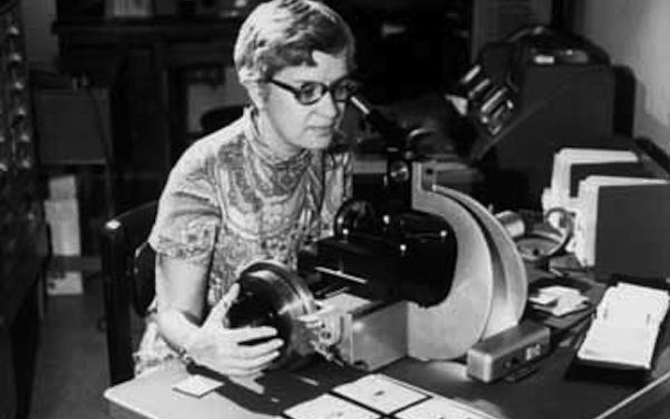 Vera Rubin analizuje widma gwiazd. Zdjęcie z ok. 1970 roku