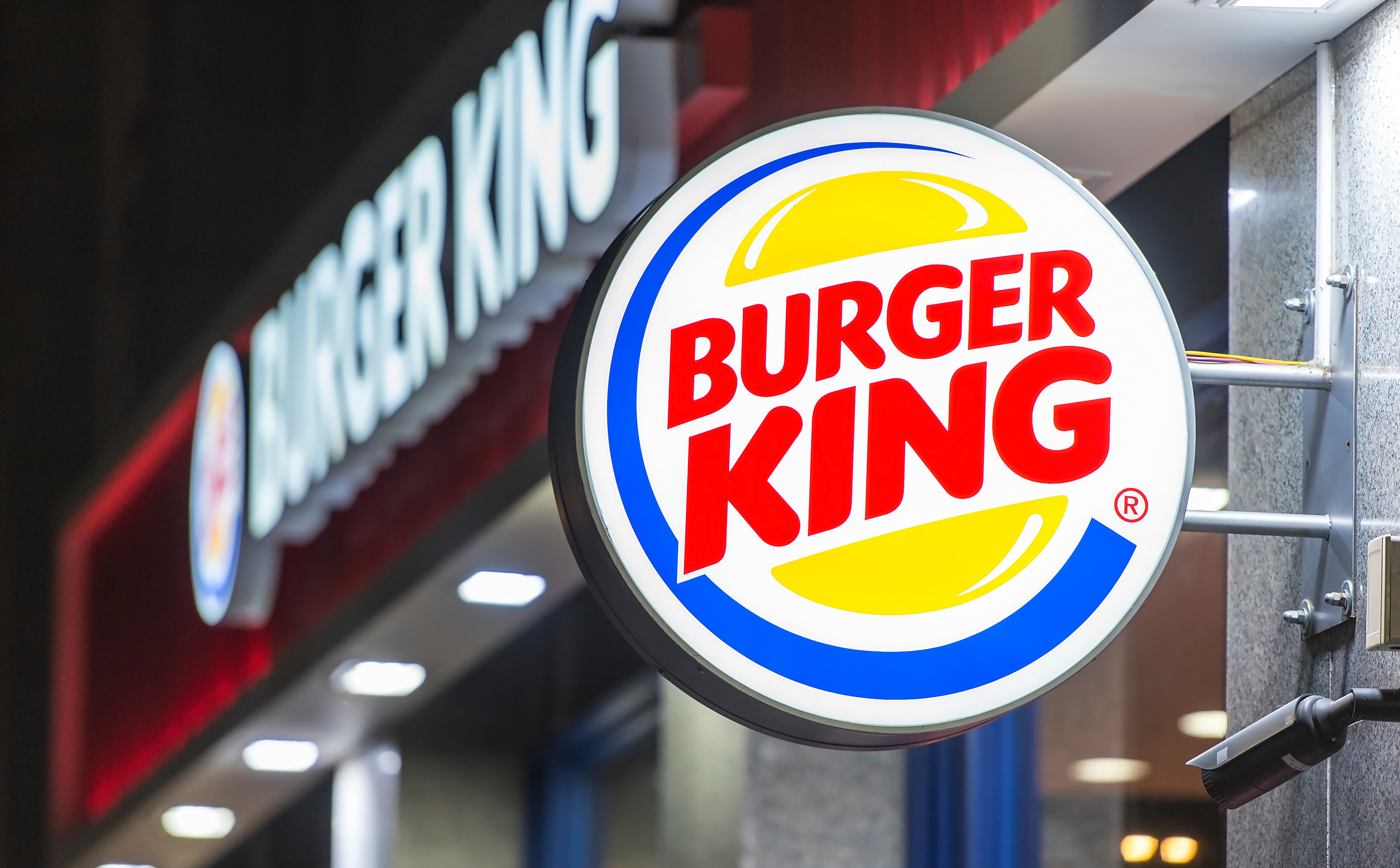 Burger King wywołał burzę. Słuchawki AI monitorują uprzejmość pracowników