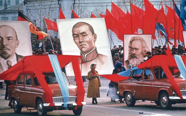 45. rocznica rewolucji październikowej hucznie obchodzona w stolicy Mongolii Ułan Bator. Na portreta