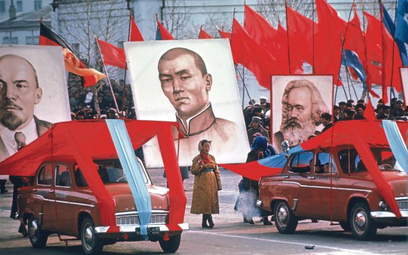 45. rocznica rewolucji październikowej hucznie obchodzona w stolicy Mongolii Ułan Bator. Na portreta