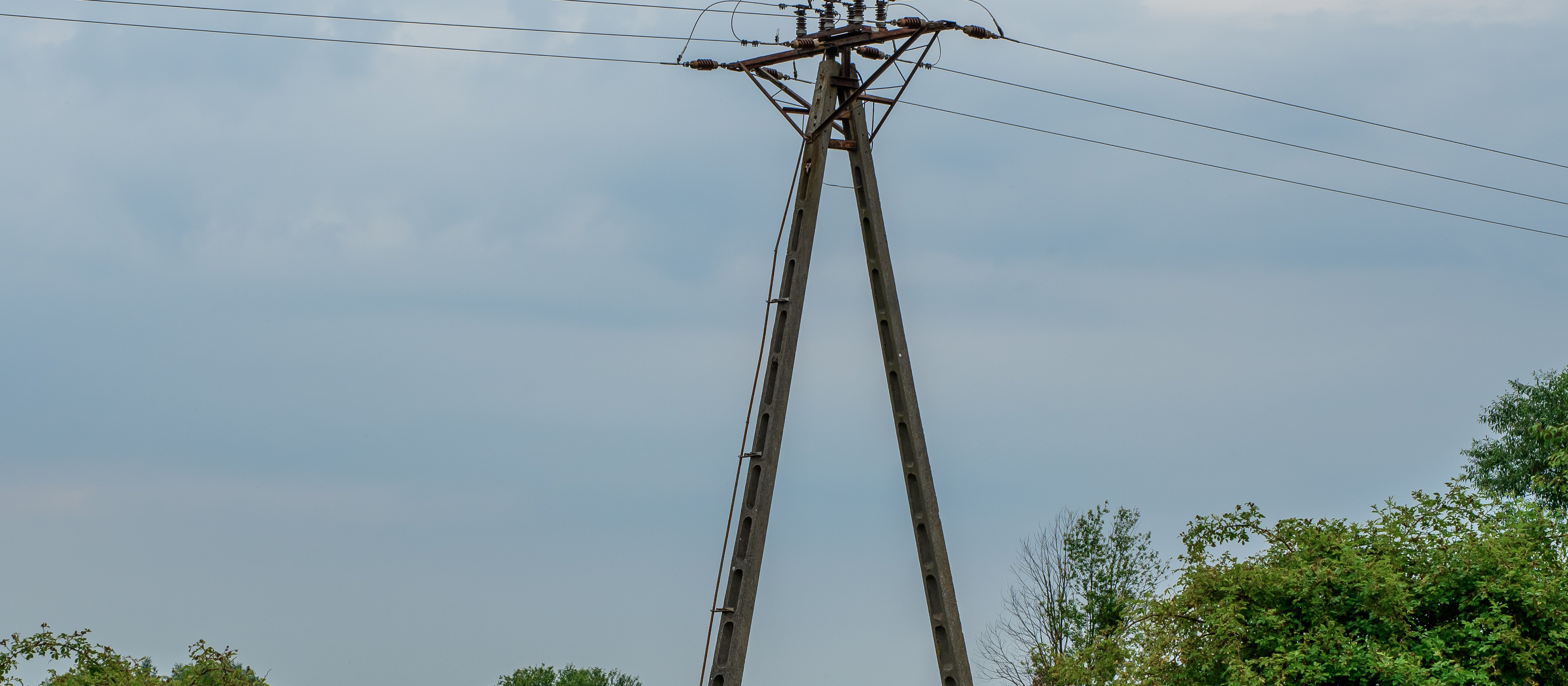 Za stare słupy energetyczne właściciele działek mogą żądać wynagrodzenia
