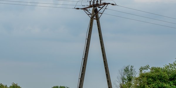Za stare słupy energetyczne właściciele działek mogą żądać wynagrodzenia