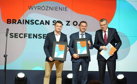Wyróżnienia w kategorii "Najlepsze rozwiązanie technologiczne" odbierają Adam Brzeski, CTO w firmie 