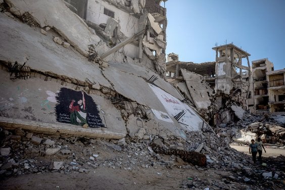 Mural z wizerunkiem rapera Macklemore'a wśród ruin Gazy, 19 września 2026 r.