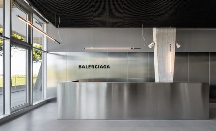 Architekci z włoskiej pracowni Metrooffice Architetti zaadaptowali dla Balenciagi dawną fabrykę tore