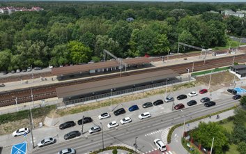 Nowe miejsca postojowe przy kolei to ograniczenie ruchu drogowego i emisji spalin