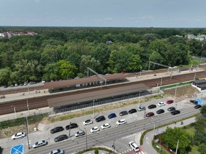 Nowe miejsca postojowe przy kolei to ograniczenie ruchu drogowego i emisji spalin