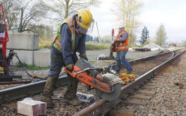 Budowlańcy mogą pośliznąć się na torach kolejowych