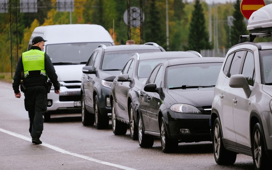 Kolejka samochodów na granicy Rosji z Finlandią