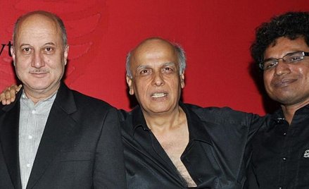 Aktor Anupam Kher oraz reżyserzy filmu „Drogi przyjacielu Hitler” - Mahesh Bhatt i Rakesh Ranjan Kum