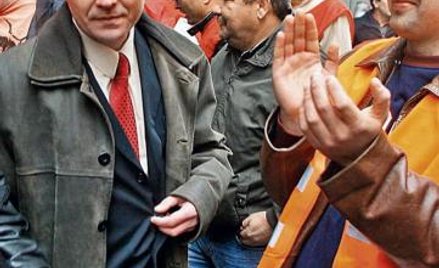 Bogusław Ziętek i inni związkowcy w piątek przed biurem poselskim Donalda Tuska