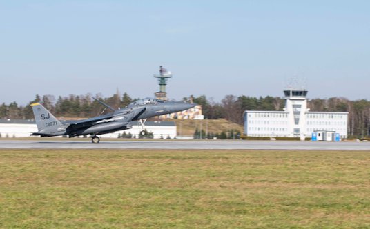Samolot myśliwsko-bombowy Boeing F-15E z dywizjonu 336th FS ląduje w bazie lotniczej w Łasku.