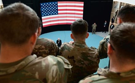 A jednak to Joe Biden uczyni Amerykę znowu wielką? Na zdjęciu w Rzeszowie z żołnierzami amerykańskie