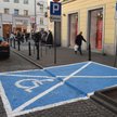 Oznaczone miejsce parkingowe dla niepełnosprawnych przy ul. Foksal w Warszawie
