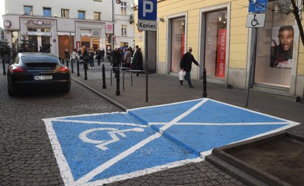 Oznaczone miejsce parkingowe dla niepełnosprawnych przy ul. Foksal w Warszawie