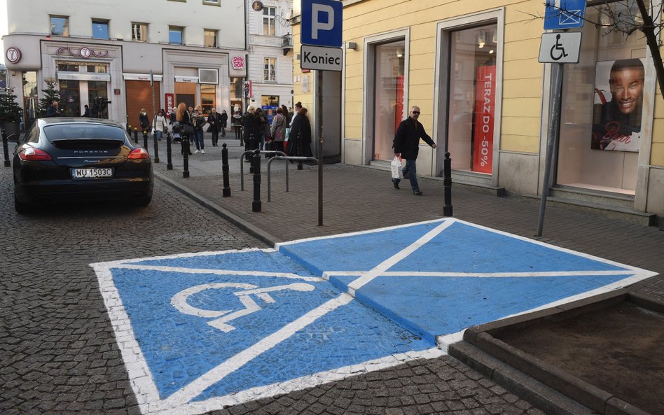 Oznaczone miejsce parkingowe dla niepełnosprawnych przy ul. Foksal w Warszawie