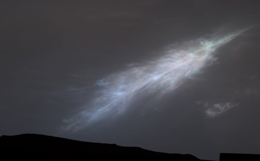 Grupa chmur w kształcie przypominającym pióro