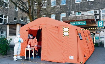 Przed wieloma szpitalami już wiosną stanęły namioty do wstępnej selekcji pacjentów