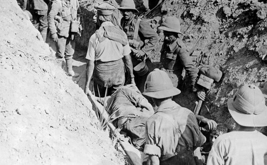 Transport rannych w Dardanelach, Turcja 1915–1916. Ośmiomiesięczna kampania przyniosła 140 000 ofiar