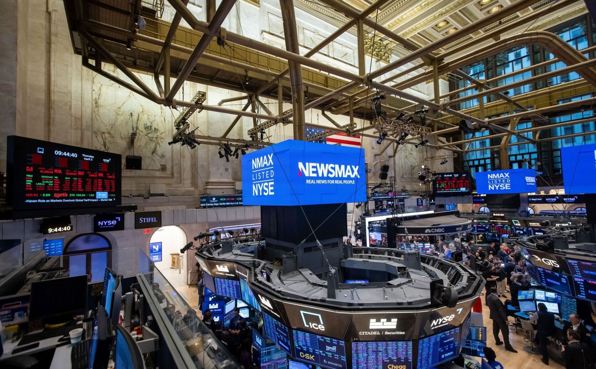 Newsmax rozgrzewa prawicę. Czy to telewizja, która ma wygrać przyszłoroczne wybory Konfederacji?