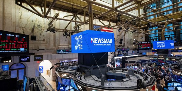 Newsmax rozgrzewa prawicę. Czy to telewizja, która ma wygrać przyszłoroczne wybory Konfederacji?